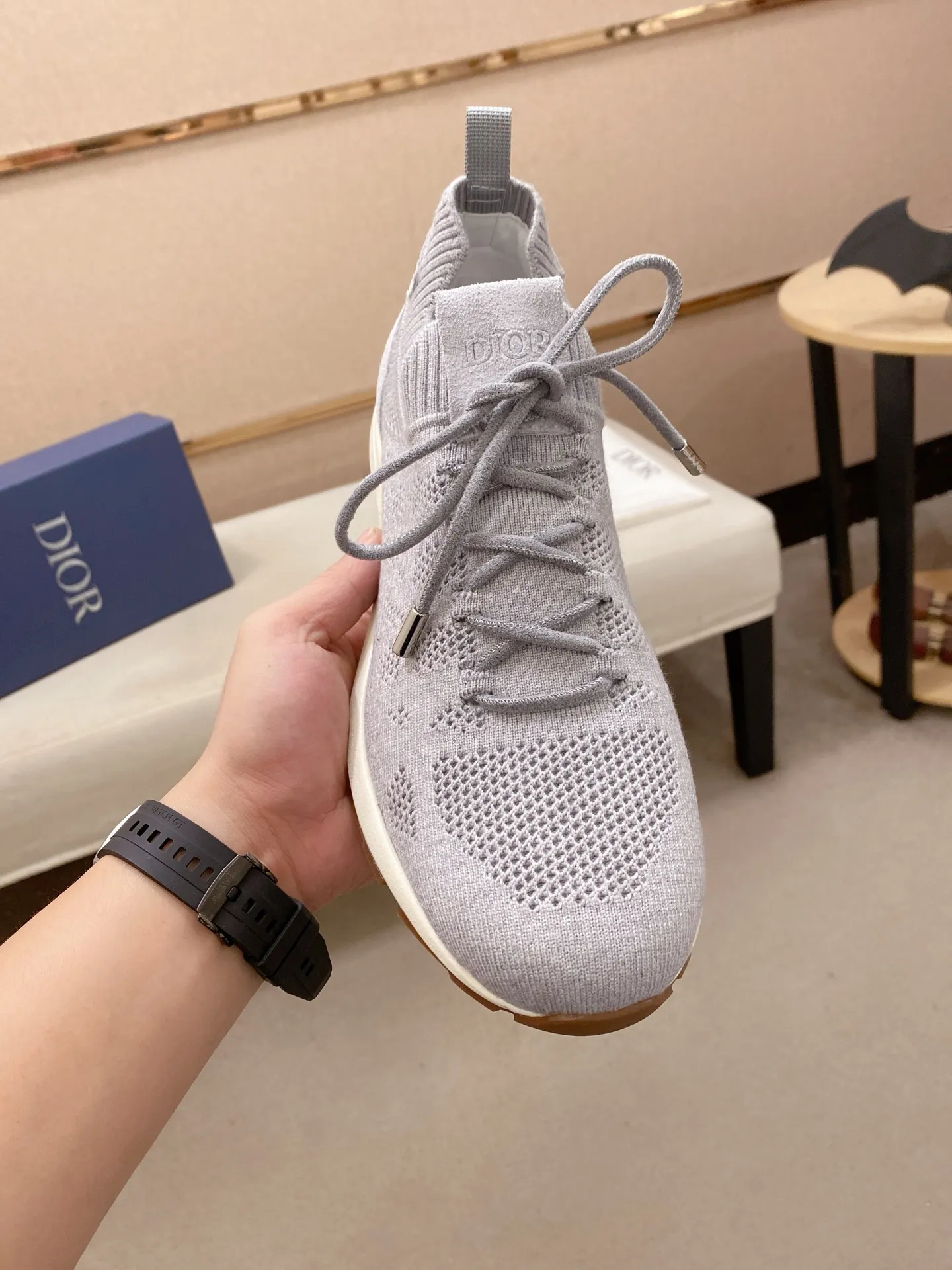 Factory price: 420💰Dior's latest men's fashion sneakers. This item draws inspiration from retro jogging shoes. Featuring a thick, low-top design, it features a mesh fabric upper and an ultra-light rubber foam sole. The side is decorated with an embossed "Di~r" logo. Code number: 39-44 (order 38, 45, 46)